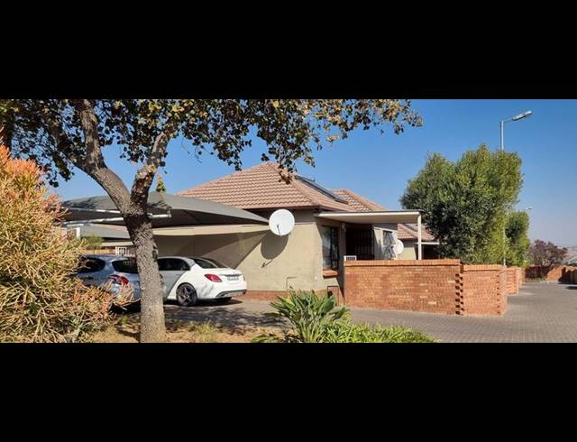 2 BEDROOM TOWNHOUSE FOR SALE IN THE REEDS